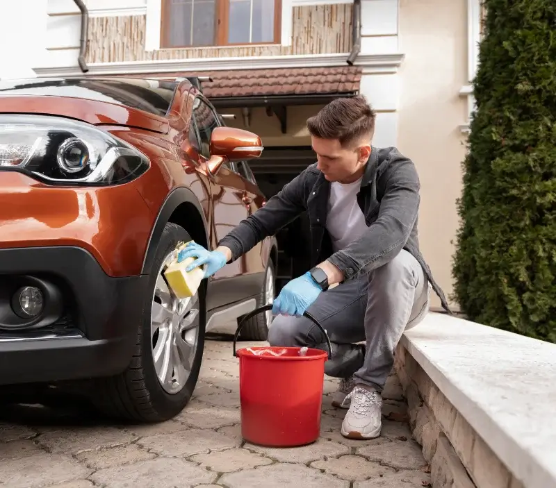 Lavage auto à domicile Mont-près-Chambord : professionnel intervenant sur un véhicule